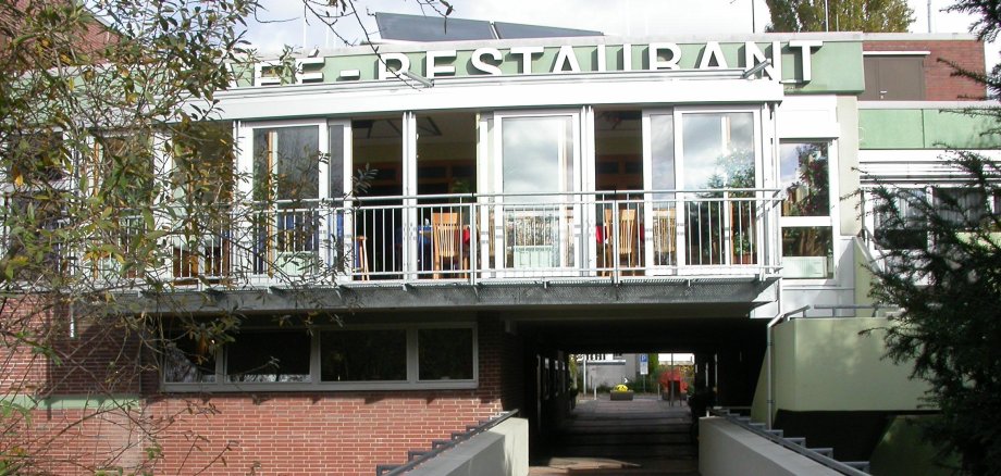 Das Gasthaus Schwarzbachhalle von außen.