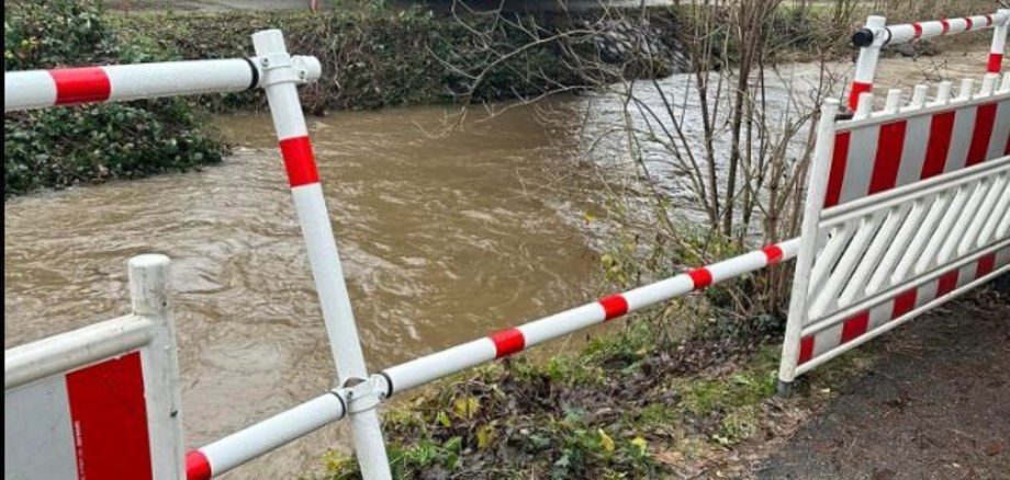 Der Zaun ist in Richtung Schwarzbach umgekippt.