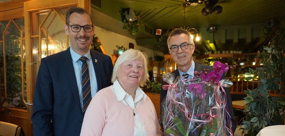 Gerlöionde Sittig mit Bürgermeister Seitz und Franz Jirasek am Tag des Geburtstages.