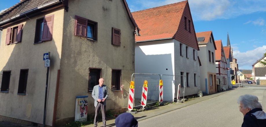 Jirasek vor dem Haus im Gespräch mit Anwohnerinnen.