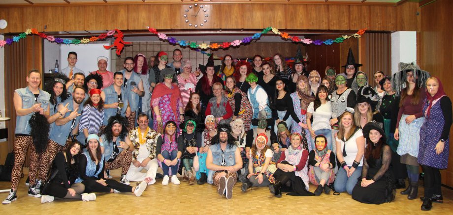 Die bunte Schar im Rathaus beim großen Gruppenbild.