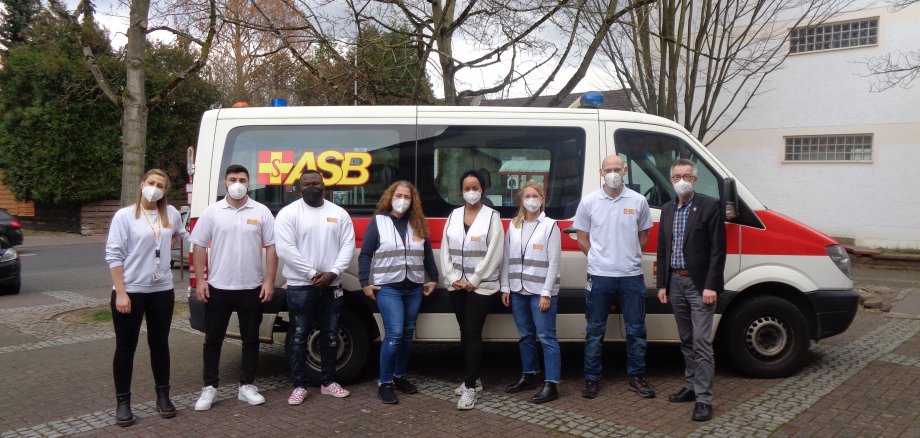 Das Impfteam des ASB vor dem Rathaus.