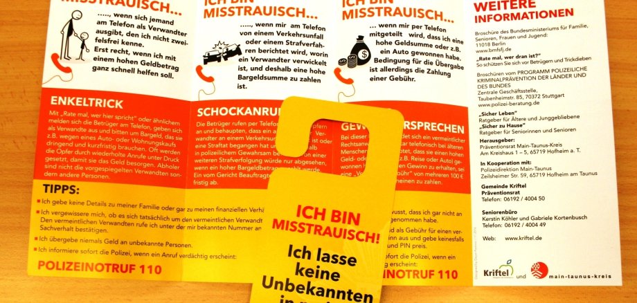 Ein Flyer mahnt Senioren zur Vorsicht an der Haustür.