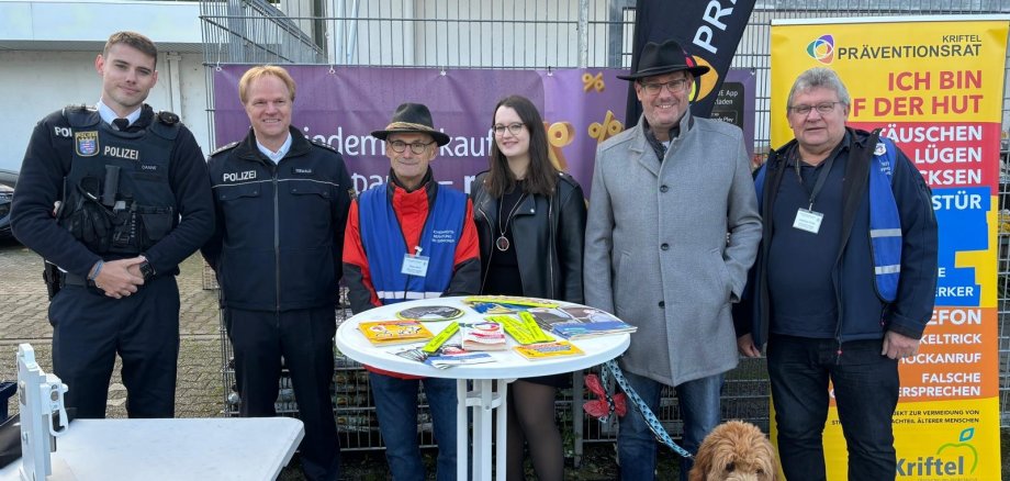 Die Berater/innen am Infostand.