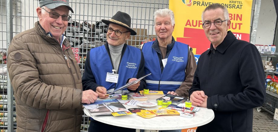 Die Sicherheitsberater am Infostand mit Bürger und Erstem Beigeordneten.