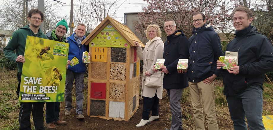 Jirasek, Tropica-Geschäftsführung und Mitarbeiter der Verwaltung neben dem Insektenhotel am Bahnhof.