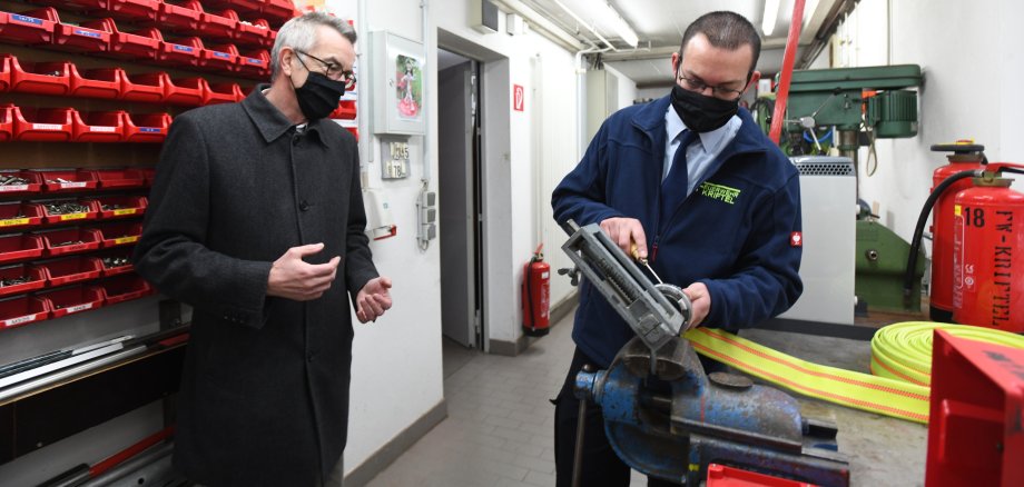 Franz JIrasek besucht Daniel Postel in der Feuerwache. Er repariert gerade ein Gerät.