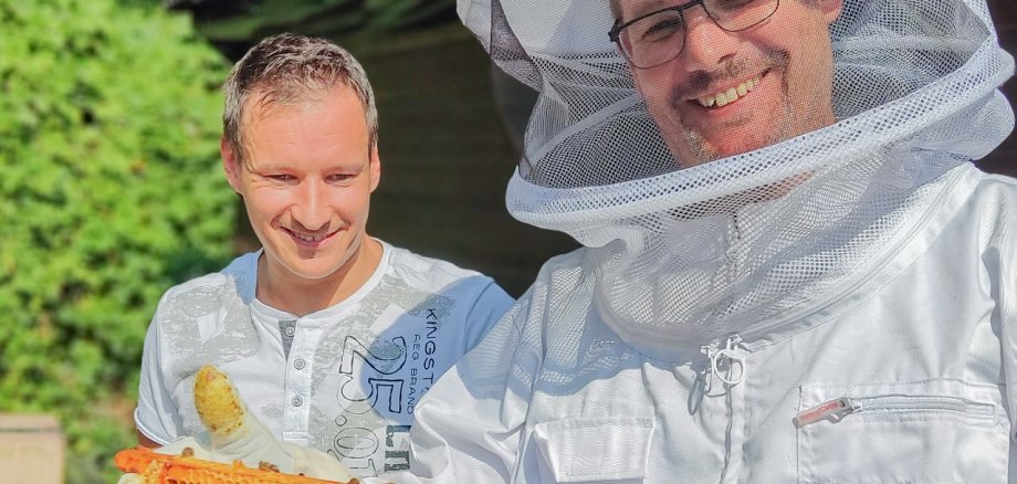 Bürgermeister Seitz im Imkeranzug mit Bienen.