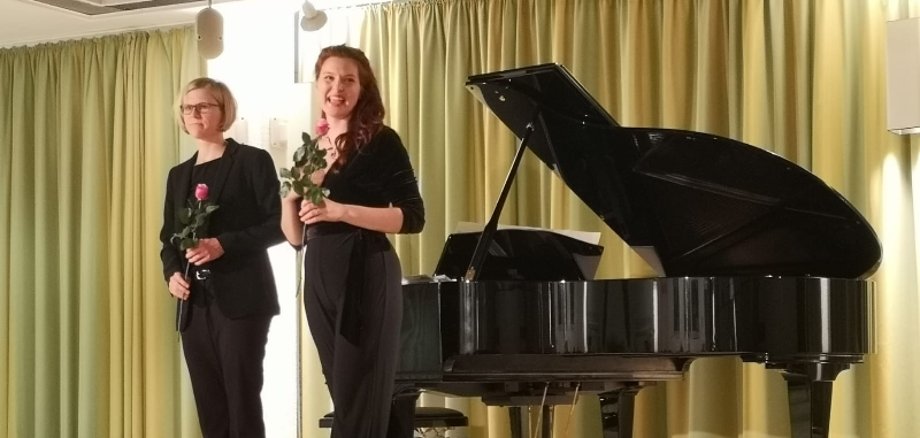 Das Duo Wiesner/Ziegler neben dem Piano im Foyer des Rathauses.