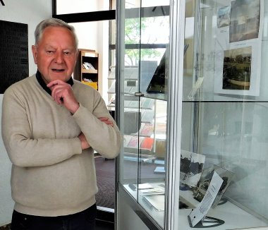 Wilfried Krementz vor der Vitrine im Rathaus.