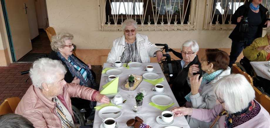 Die Senioren an der Kaffeetafel beim Kleingärtnerverein.