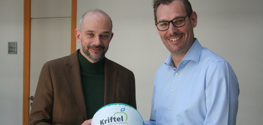 Sport-Coach Michael Buch und Bürgermeister Seitz halten einen Ball.