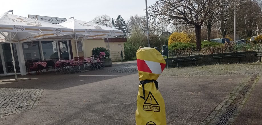 Laternenstumpf mit gelber Abdeckung am Bahnhof.