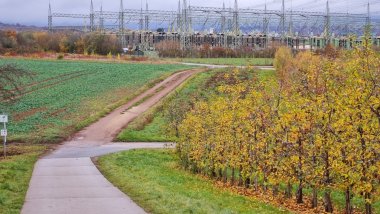 Ein Feldweg am Umspannwerk, der jetzt asphaltiert werden soll.