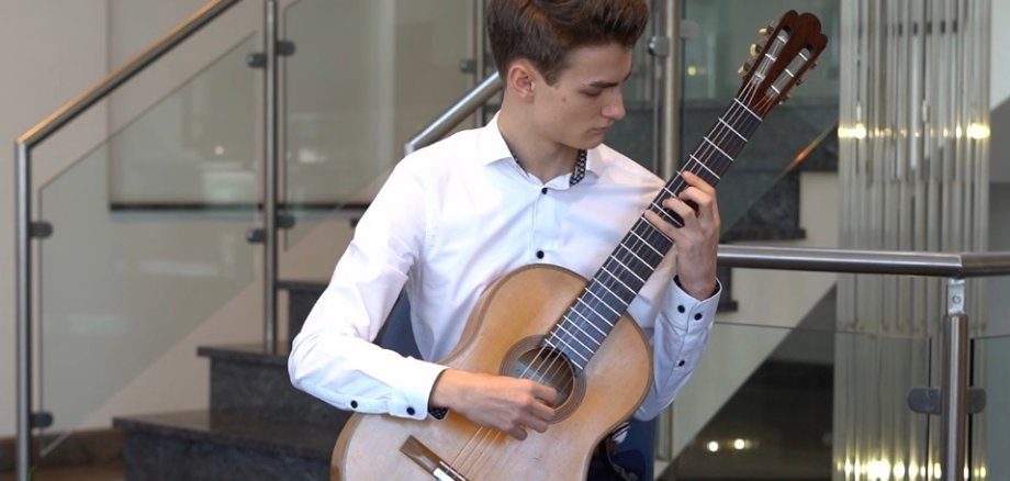 Manuel Burkert spielt Gitarre.