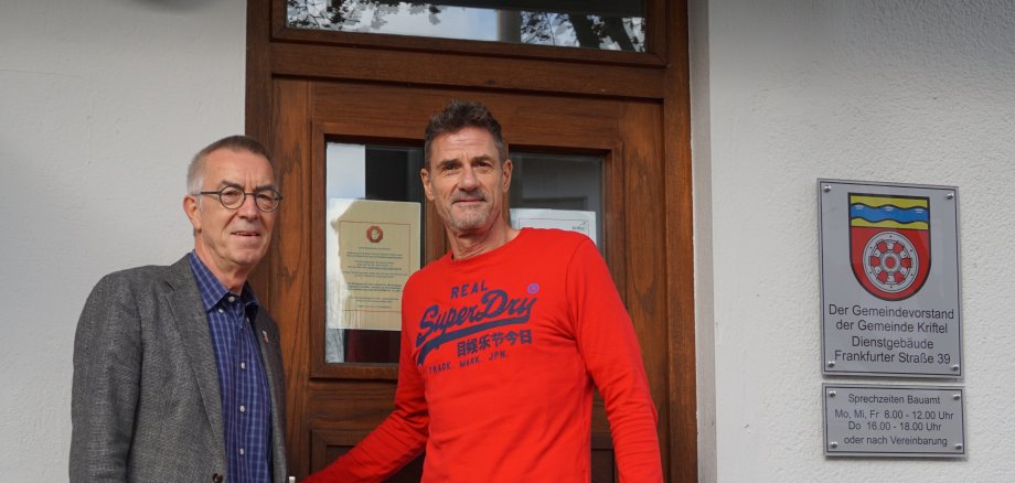 Michael Knittel und Franz Jirasek vor dem Eingang zum Bauamt.