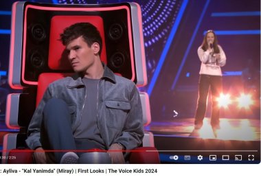 Wincent Weiss im Sessel lauscht Miray.