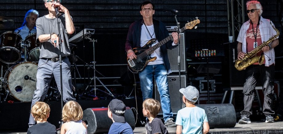 Kinder hören der Frankfurt City Blues Band zu.