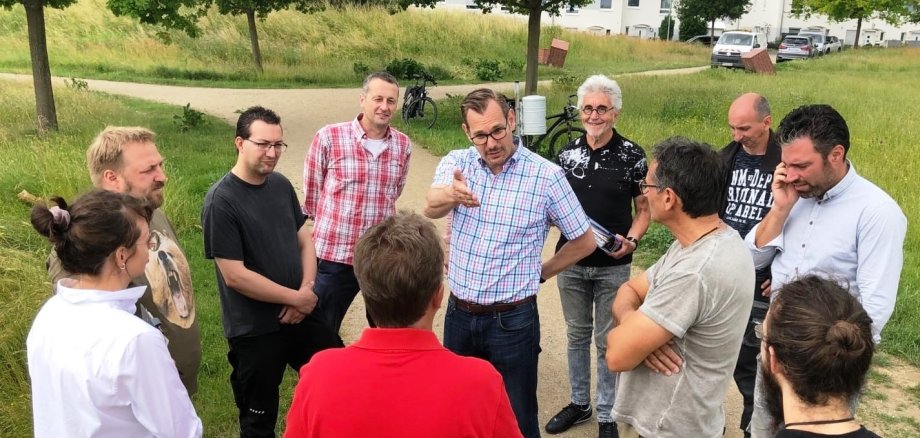 Das Organisationsteam vor Ort im Ziegeleipark im Gespräch.