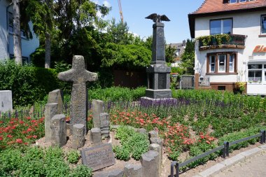 Blühende Wildstauden rund ums Ehrendenkmal.