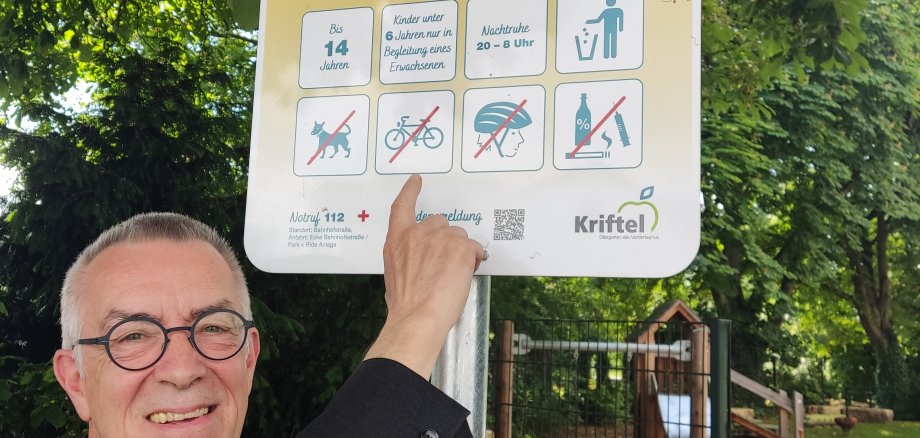 Jirasek zeigt auf neues Schild.