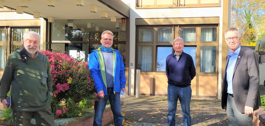 Das Vogelschutzteam Hilgert, Krüger und Tecklenburg mit Franz Jirasek vor dem Rathaus.