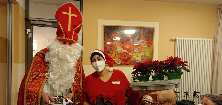 Bürgermeister Seitz im Nikolauskostüm. Er verteilt Geschenke an die Bewohner des Kursana.