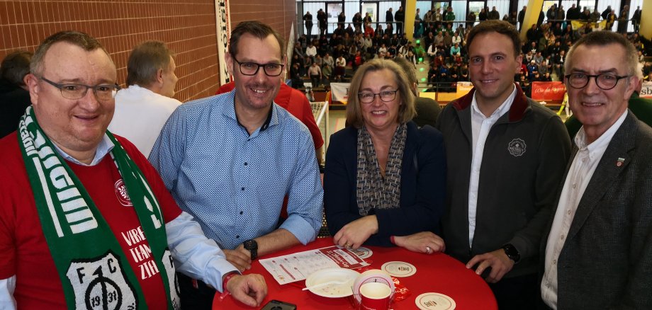 Die Bürgermeister in der Kreissporthalle an der Spendenbox.