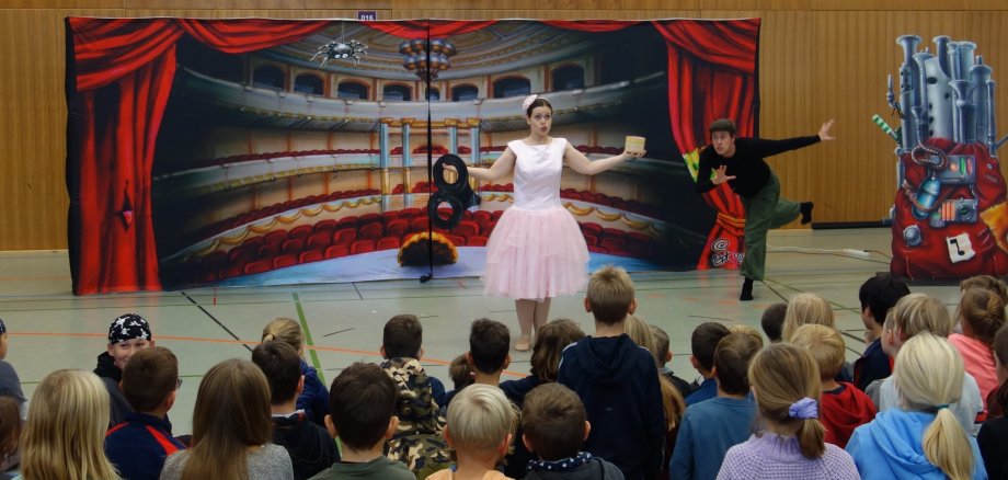 Die Opernretter in der Turnhalle der Weingartenschule.