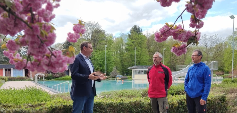 Bürgermeister Seitz mit den Schwimmmeistern im Parkbad.