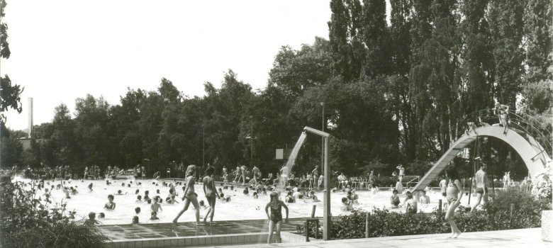 Eine Schwarz-Weiß-Aufnahme vom alten Parkbad aus dem Jahr 1979. 