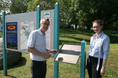 Franz Jirasek und Kollegin vor einem neuen Schild am Planetenweg.