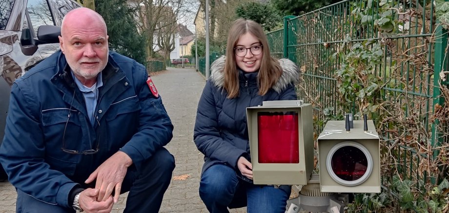 Sophie mit Hilfspolizist und Blitzer.