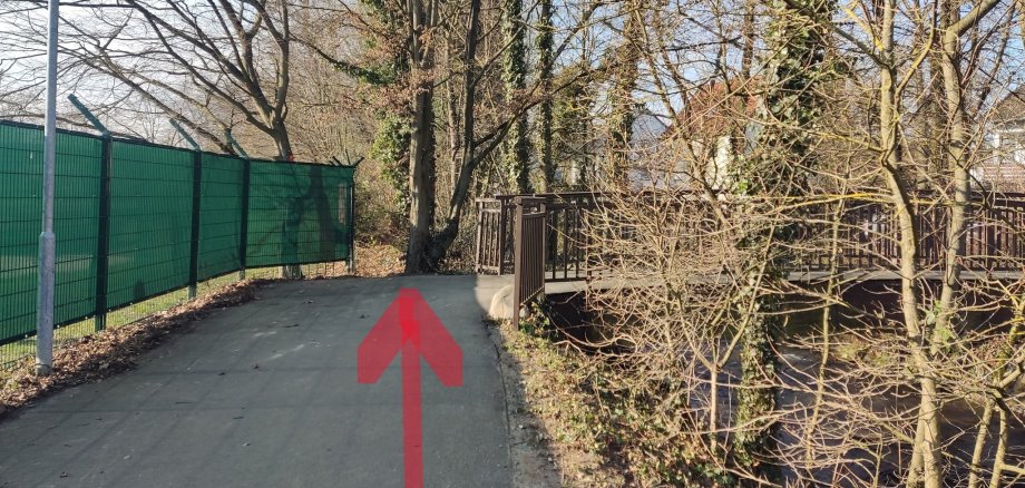 Radweg hinter der Schwarzbachhalle.