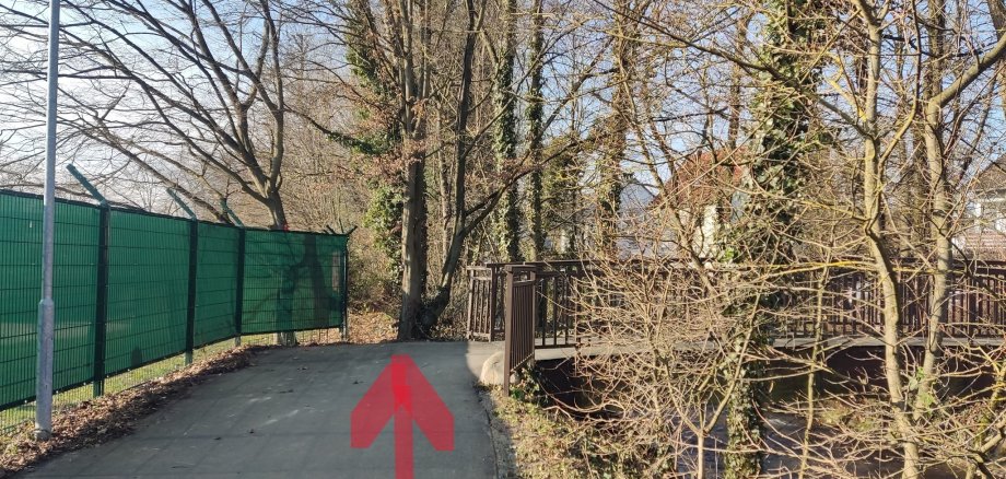 Ein Pfeil zeigt an, wo der Radweg weitergehen soll.