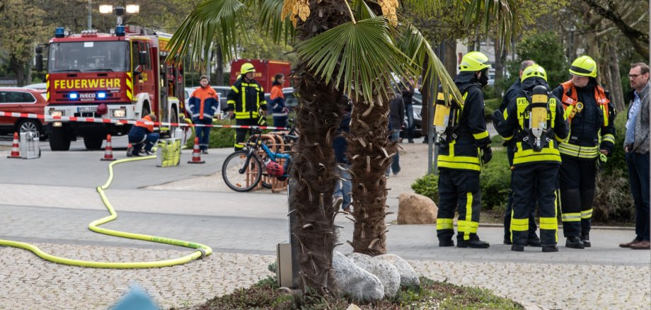 Feuerwehraufmarsch vor dem Parkbad.