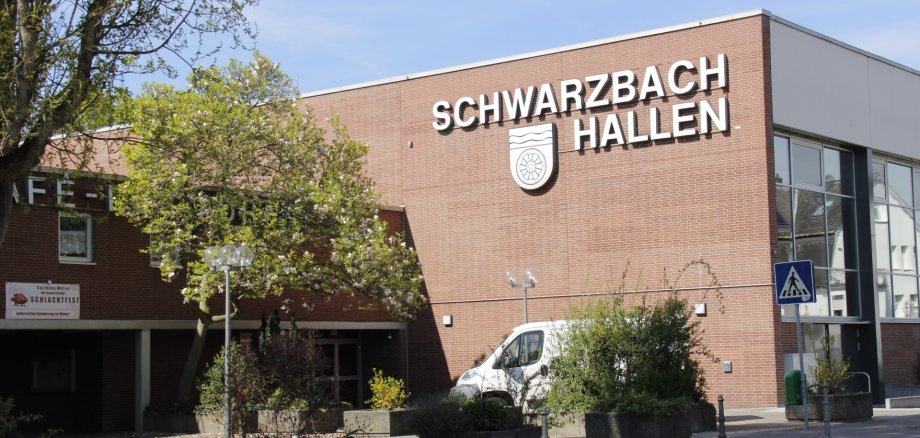 Die Schwarzbachhallen von außen.