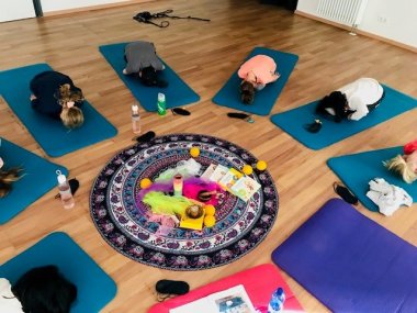 Kinder beim Yoga.