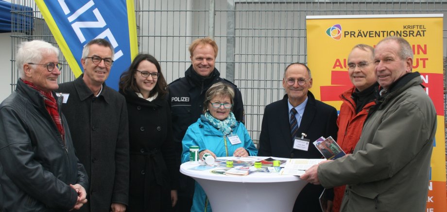 Experten für Sicherheit am Infostand vor dem Rewe-Markt.