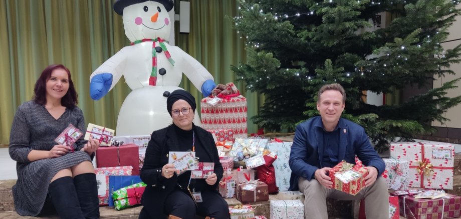 Scheurich, Eroglu-Buch und Mohr mit Geschenken vorm Weihnachtsbaum.