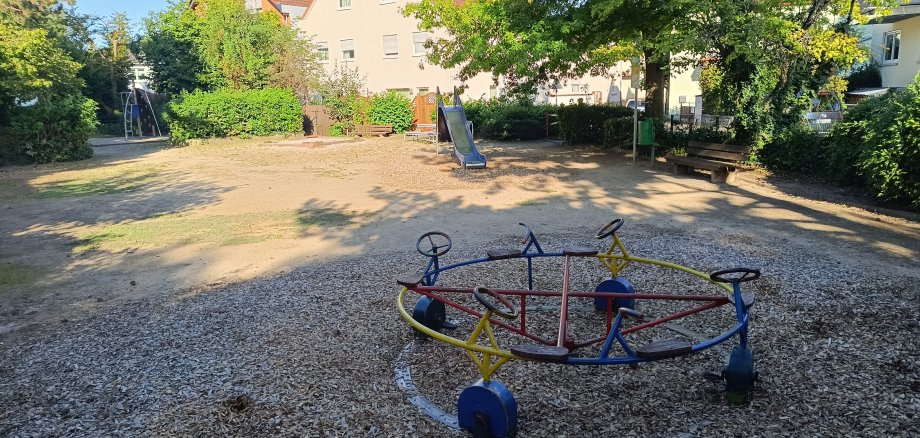 Der leere Spielplatz.