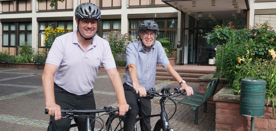 Seitz und Jirasek auf Fahrrädern.