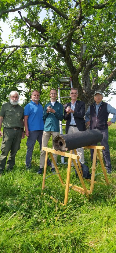 Das Team Vogelschutz mit Steinkäuzchen.