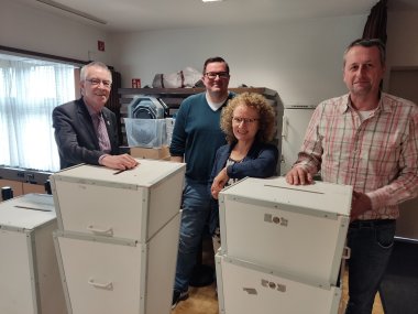 Das Team Wahlen mit den Wahlurnen.