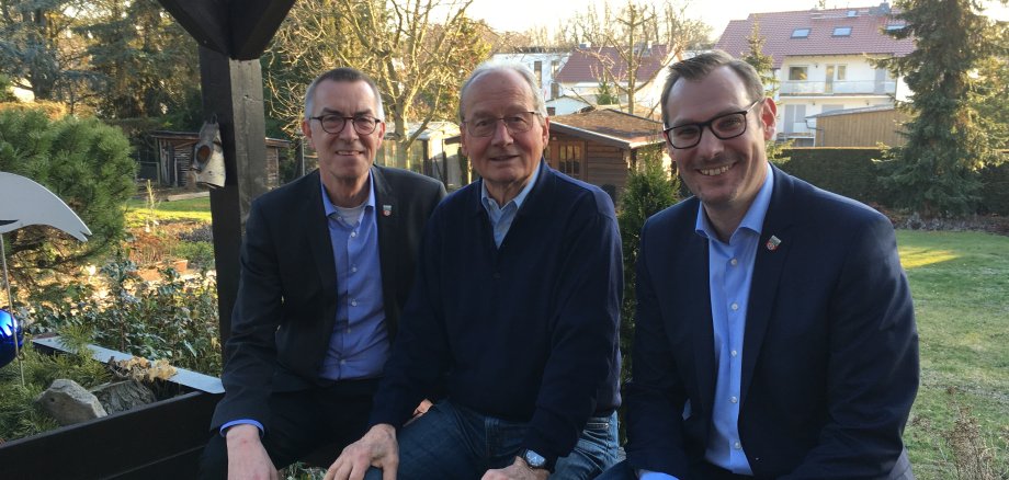 Hans-Heinrich Tecklenburg in seinem Garten zwischen den Gratulanten Franz Jirasek und Christian Seitz.