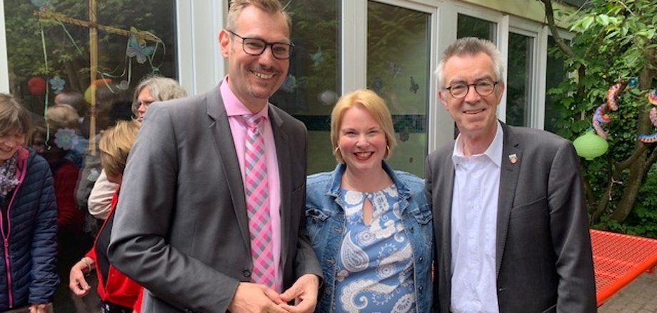 Bürgermeister Christian Seitz und der Erste Beigeordnete Franz Jirasek mit Sandra Golombek bei der Abschiedsfeier.