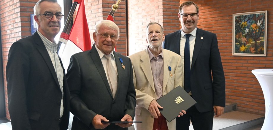 Hoss und Dillmann mit ihren Medaillen im Landratsamt.