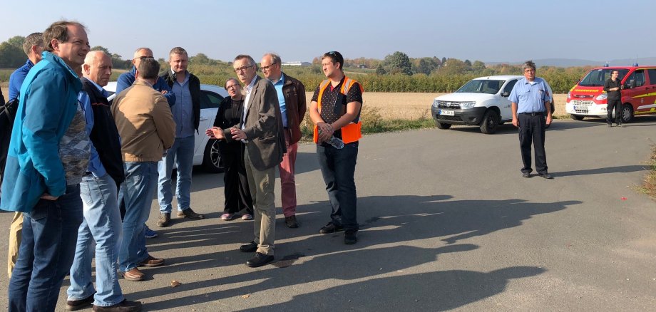 Franz Jirasek erläutert bei der Verkehrsschau, wie die Unfall-Kreuzung an der L3011 umgebaut werden soll.