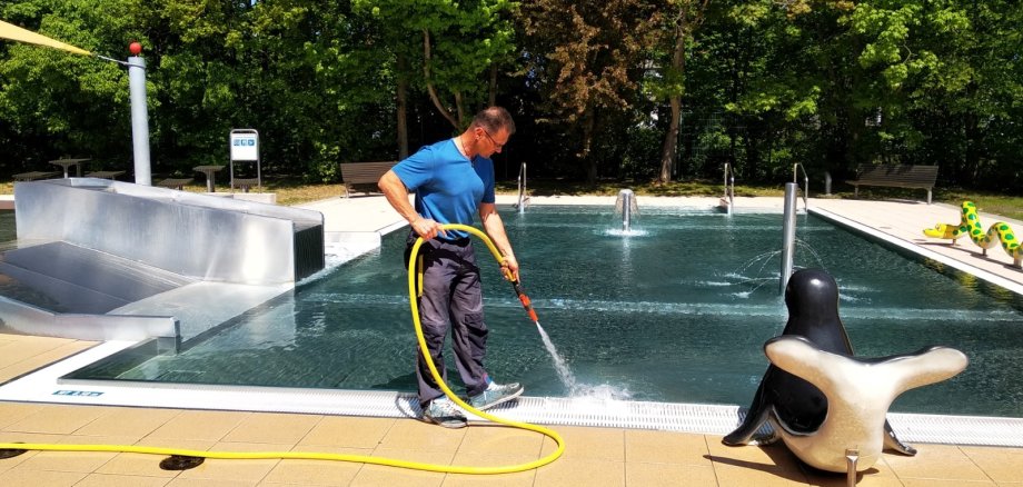 Letzte Arbeiten: SchwimmmeisterAlexander Wölfinger spritzt die Fliesen ab.