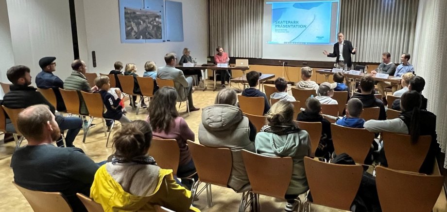 Viele Zuhörer im Rathaus bei der Präsentation der Planungen.